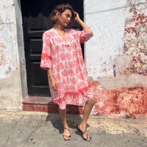 Vestido camisero estampado tonos rojos