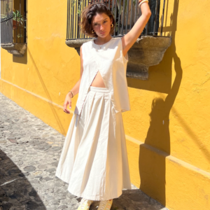 Blusa triangular y falda beige