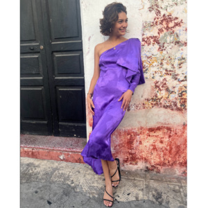 Vestido morado un hombro moño