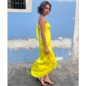 Vestido amarillo un hombro moño