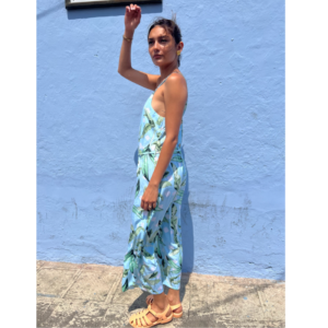 Mono con tirantes palmeras